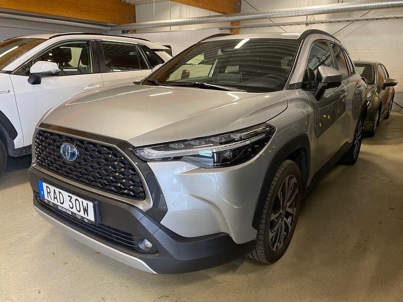 Silver Begagnad 2022 Toyota Corolla Cross Style SUV | 369 900 kr (Marknadspris) - Bild 1/2