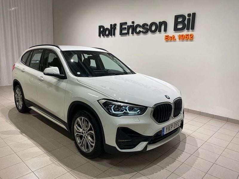 Vit Begagnad 2022 BMW X1 Sport Line SUV | 329 500 kr (Marknadspris) - Bild 1/4
