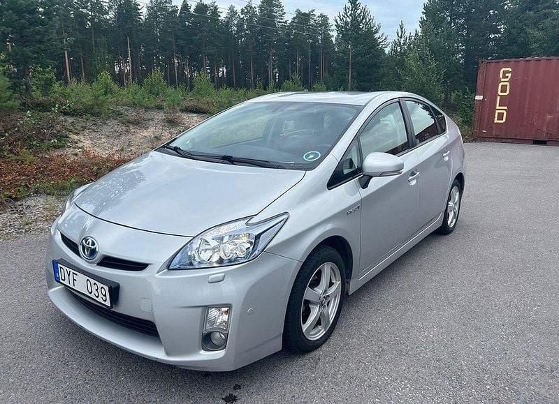 Silver Begagnad 2010 Toyota Prius Halvkombi | 99 000 kr (Lite dyr) - Bild 1/4