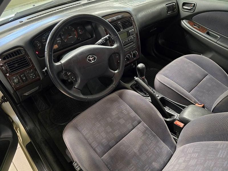 Begagnad Toyota Avensis 129 HK (94 kW) 2001 Gul Sedan