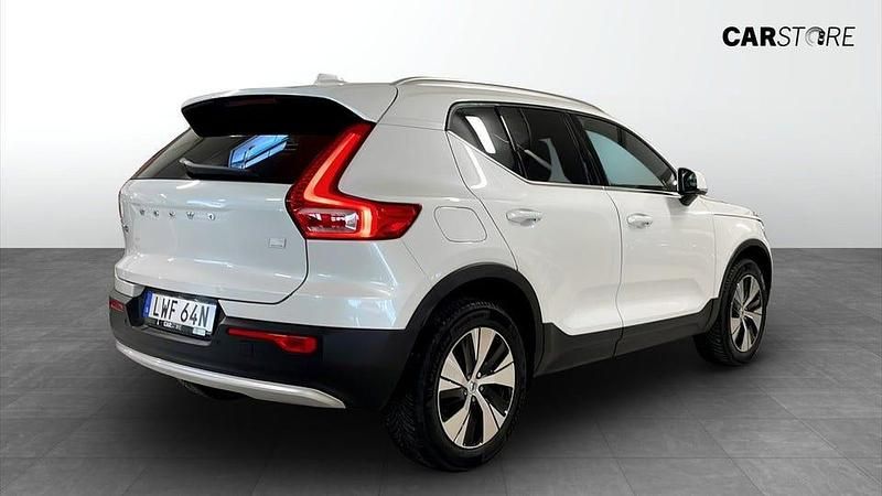 Begagnad Volvo XC40 Momentum 211 HK (155 kW) 2023 Vit SUV