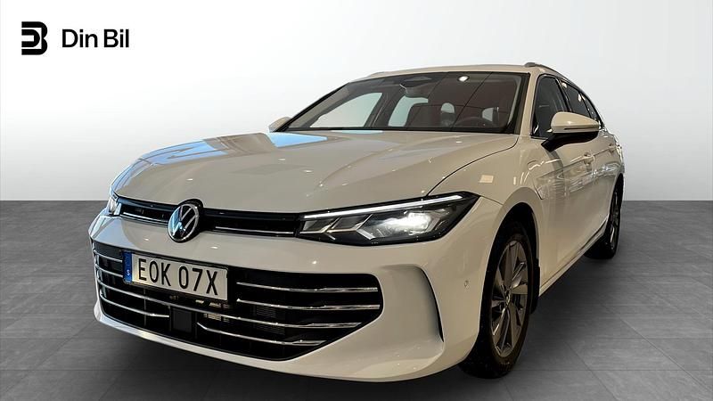 Vit Begagnad 2025 VW Passat Kombi | 444 500 kr (Marknadspris) - Bild 1/4