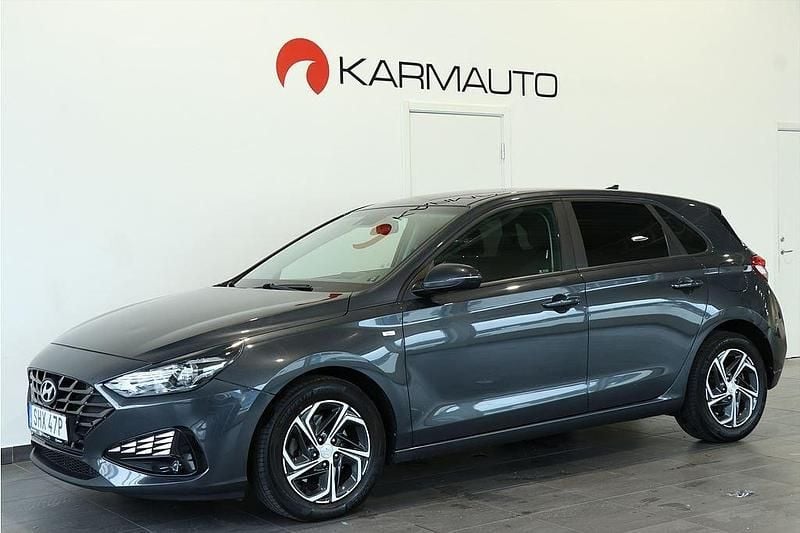 Grå Begagnad 2021 Hyundai i30 Essential Halvkombi | 184 900 kr (Marknadspris) - Bild 1/4