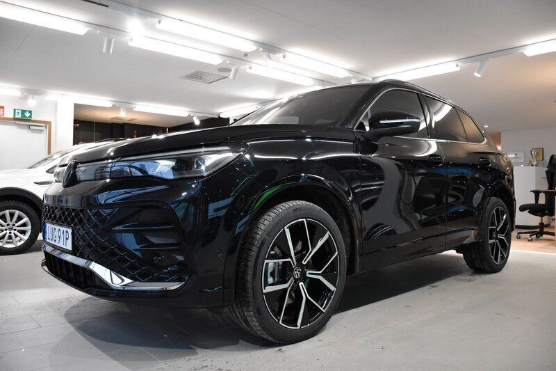 Svart Ny 2024 VW Tiguan R-line SUV | 628 200 kr (Dyr) - Bild 1/4