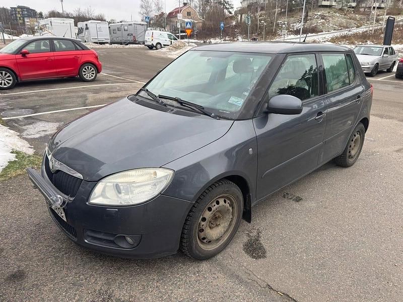Mörkgrå Begagnad 2007 Skoda Fabia Halvkombi | 16 900 kr (Marknadspris) - Bild 1/4