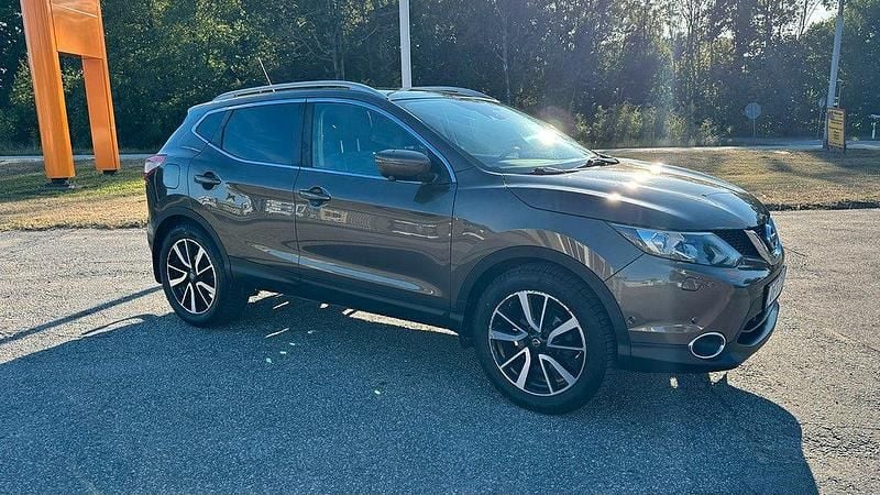 Brun Begagnad 2015 Nissan Qashqai SUV | 109 700 kr (Marknadspris) - Bild 1/4