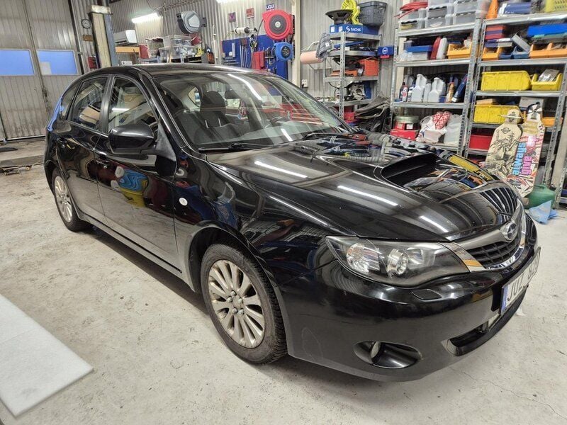 Svart Begagnad 2009 Subaru Impreza Halvkombi | 24 900 kr (Marknadspris) - Bild 1/4