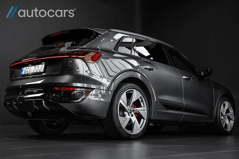 Begagnad Audi Q8 e-tron S-Line 300 kW (408 HK) 2023 Grå SUV