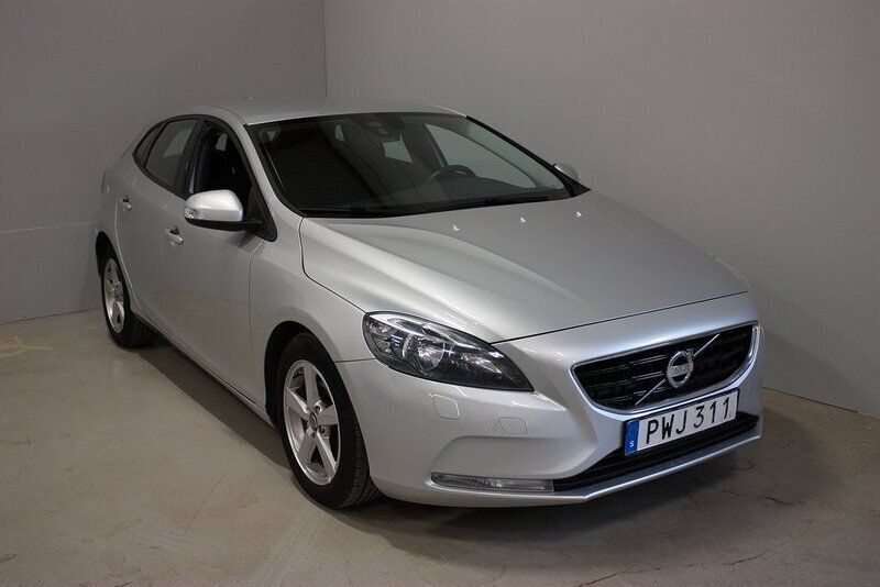 Ljusgrå Begagnad 2013 Volvo V40 Kinetic Kombi | 74 800 kr (Marknadspris) - Bild 1/4