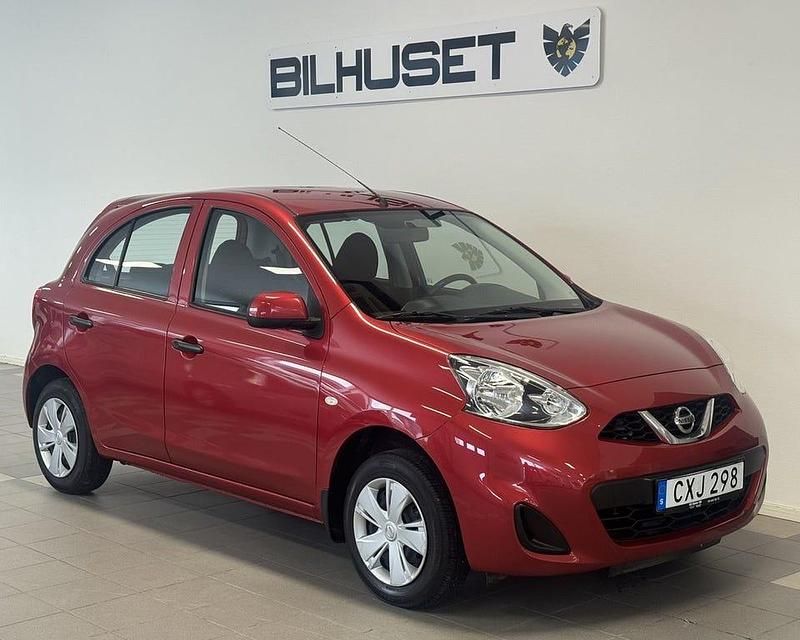 Röd Begagnad 2013 Nissan Micra Halvkombi | 69 900 kr (Marknadspris) - Bild 1/4