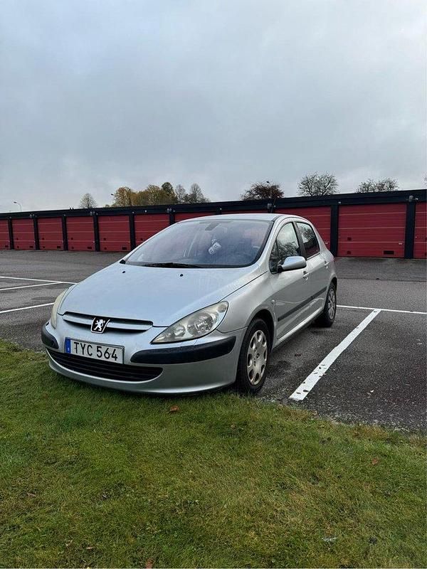 Grå Begagnad 2003 Peugeot 307 Halvkombi | 7 500 kr (Superpris) - Bild 1/3