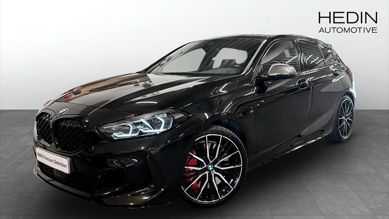 Svart (black) Begagnad 2023 BMW M135 Shadowline Halvkombi | 478 700 kr (Dyr) - Bild 1/4