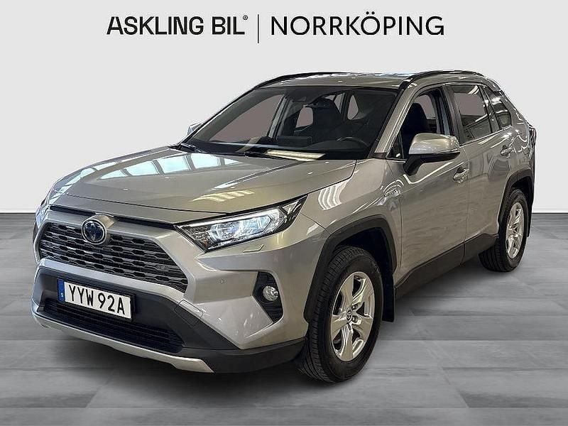 Silver Begagnad 2020 Toyota RAV4 Hybrid Active SUV | 299 000 kr (Marknadspris) - Bild 1/4