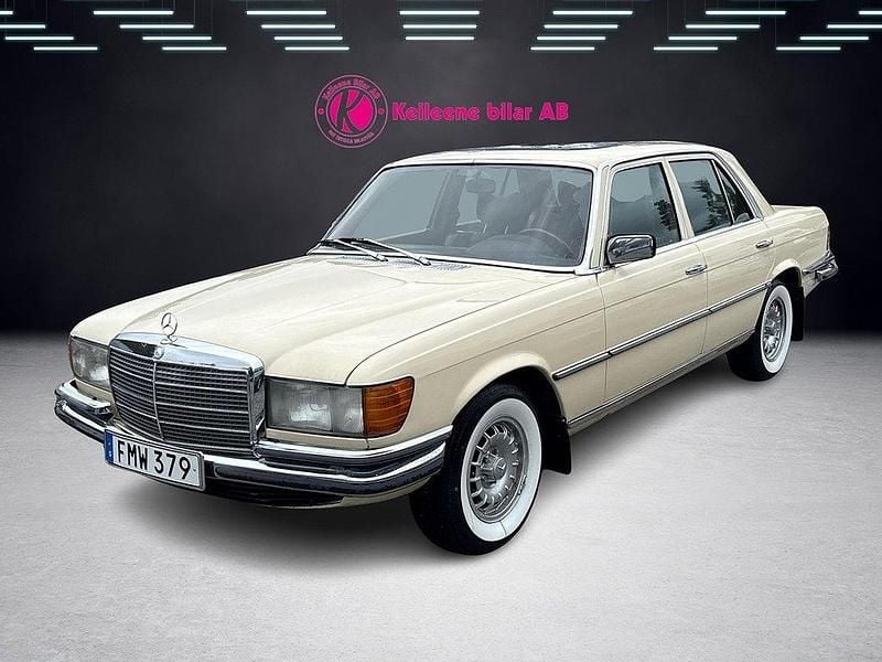 Ljusgul Begagnad 1973 Mercedes 280 SE Sedan | 124 900 kr - Bild 1/4