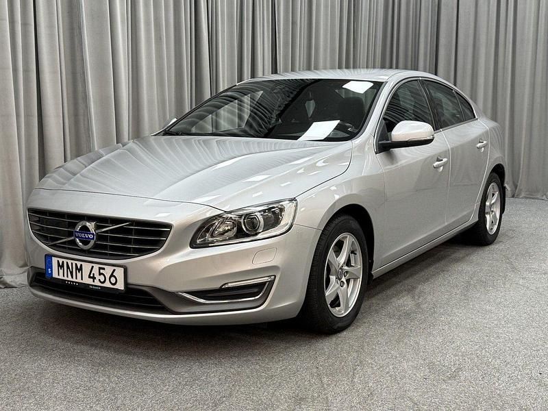 Silver Begagnad 2014 Volvo S60 Momentum Sedan | 179 900 kr (Lite dyr) - Bild 1/4