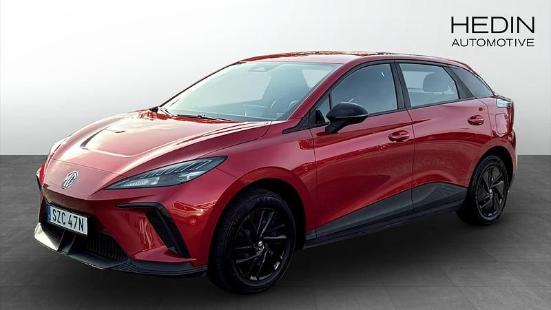 Röd (red) Begagnad 2023 MG MG4 EV Halvkombi | 249 900 kr (Marknadspris) - Bild 1/4