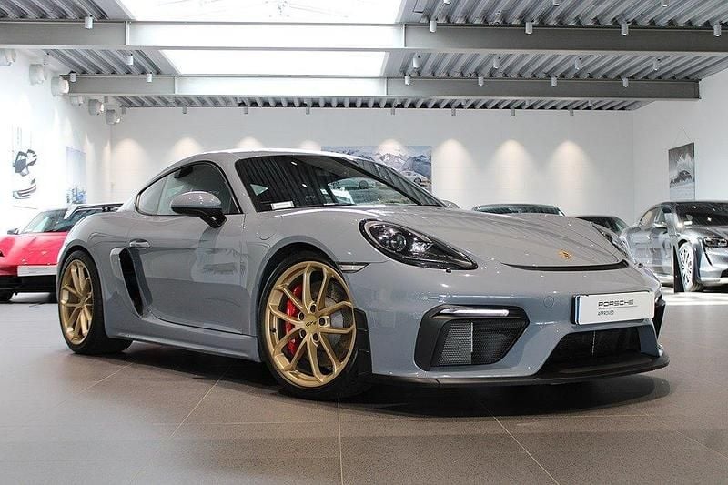 Grå (arctic grey) Begagnad 2022 Porsche 718 Cayman GT4 Sportkupé | 1 275 000 kr (Superpris) - Bild 1/4