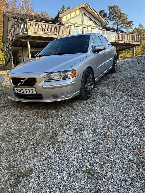 Grå Begagnad 2008 Volvo S60 Momentum Sedan | 39 900 kr (Marknadspris) - Bild 1/4