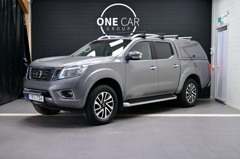 Grå Begagnad 2017 Nissan Navara Tekna Pickup | 269 800 kr (Marknadspris) - Bild 1/4