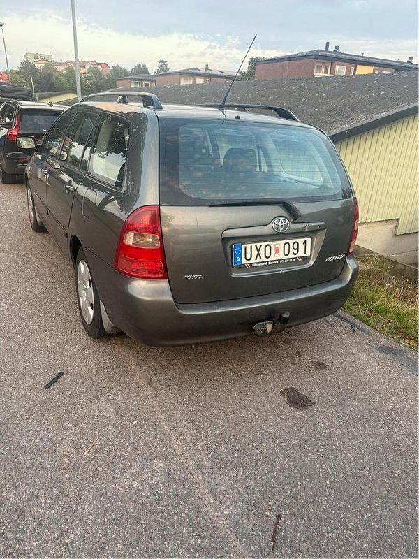 Grå Begagnad 2004 Toyota Corolla Kombi | 25 500 kr (Lite dyr) - Bild 1/4