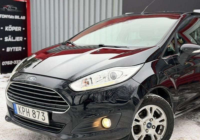 Begagnad Ford Fiesta Titanium 80 HK (58 kW) 2015 Svart Halvkombi