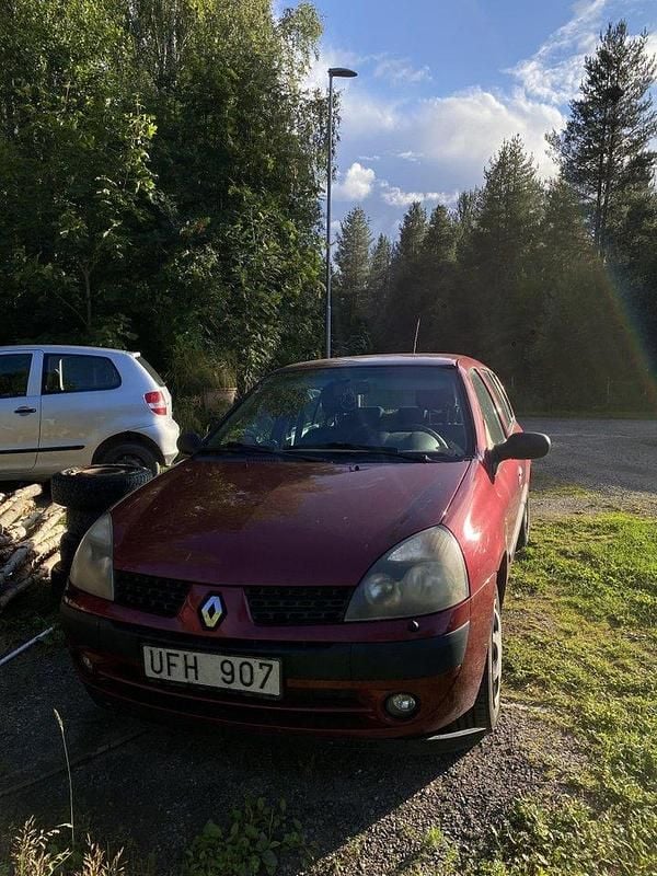 Röd Begagnad 2003 Renault Clio II Expression Halvkombi | 3 500 kr (Superpris) - Bild 1/4