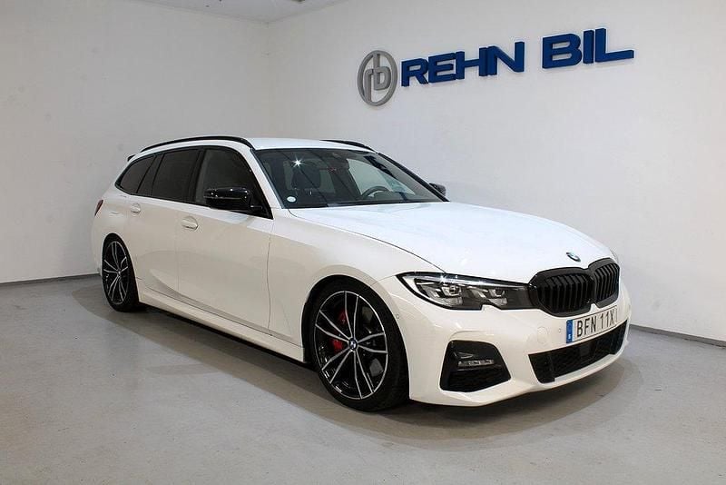 Vit Begagnad 2021 BMW 330e M Sport Kombi | 359 000 kr (Marknadspris) - Bild 1/4