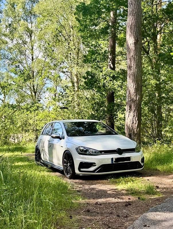 Begagnad 2018 VW Golf VII R Halvkombi | 330 000 kr - Bild 1/4