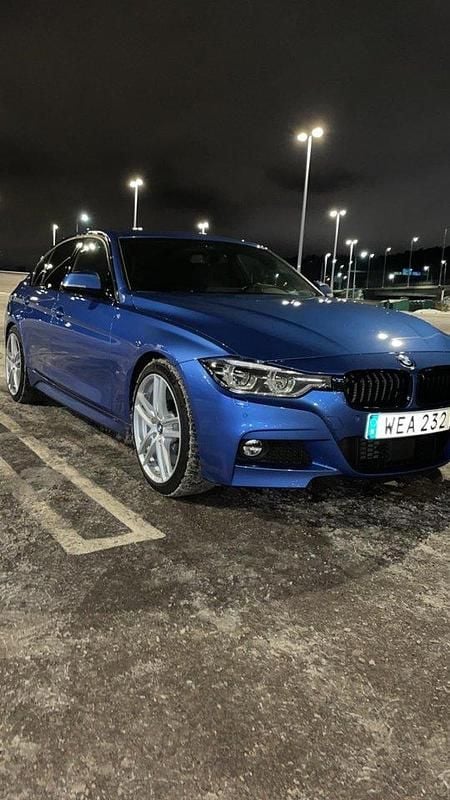 Blå Begagnad 2018 BMW 330e M Sport Sedan | 255 000 kr (Marknadspris) - Bild 1/4