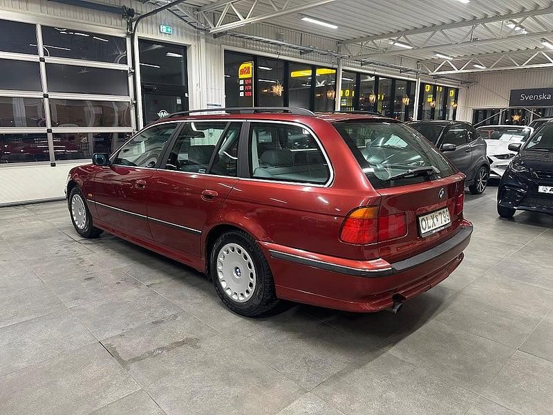 Begagnad BMW 520 150 HK (110 kW) 1999 Röd Kombi