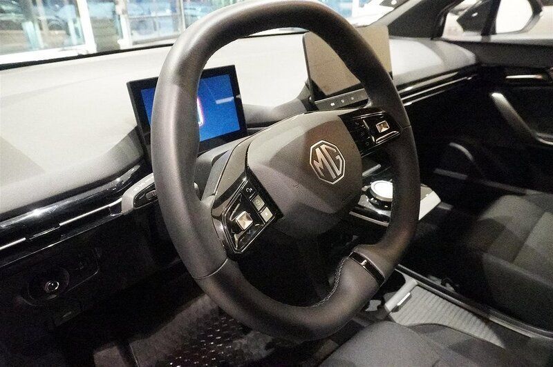 Begagnad MG MG4 EV 125 kW (170 HK) 2022 Svart Halvkombi