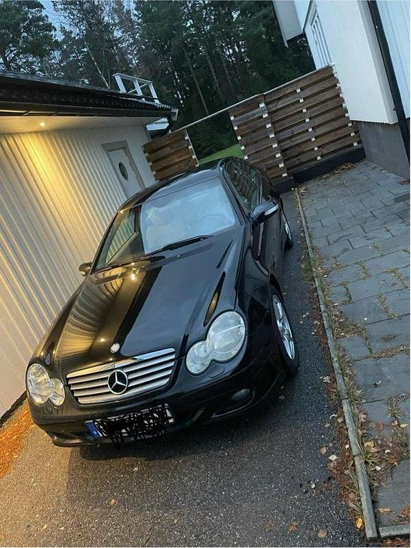 Svart Begagnad 2007 Mercedes C230 Sportkupé | 47 000 kr (Marknadspris) - Bild 1/4