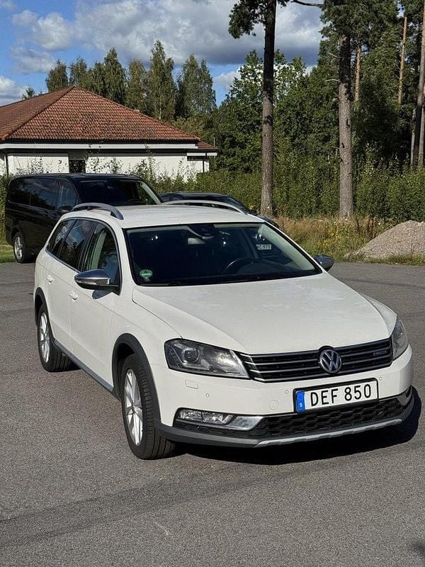 Vit Begagnad 2014 VW Passat Alltrack Kombi | 105 000 kr (Marknadspris) - Bild 1/4