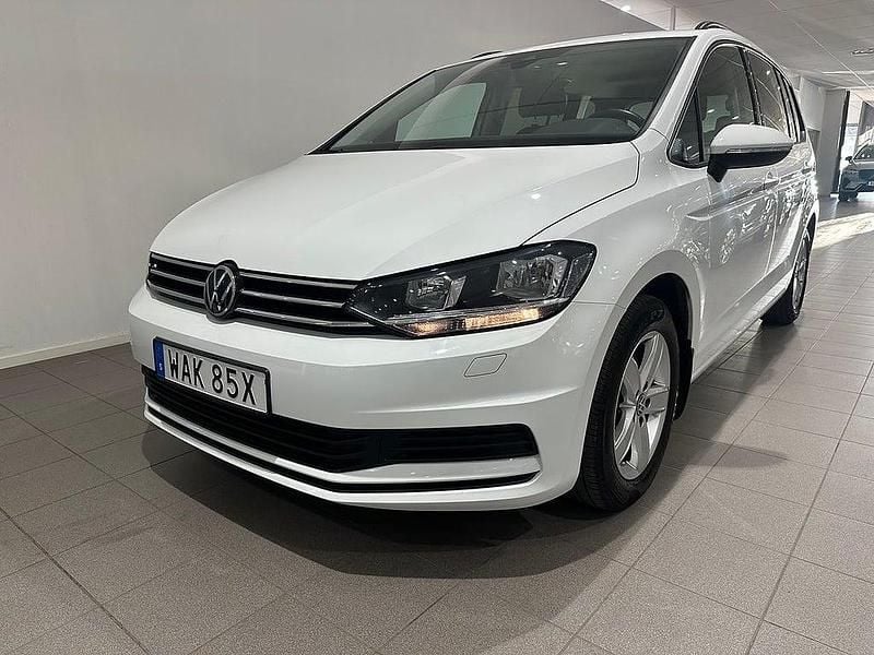 Vit Begagnad 2023 VW Touran Minibuss | 329 500 kr (Bra pris) - Bild 1/4