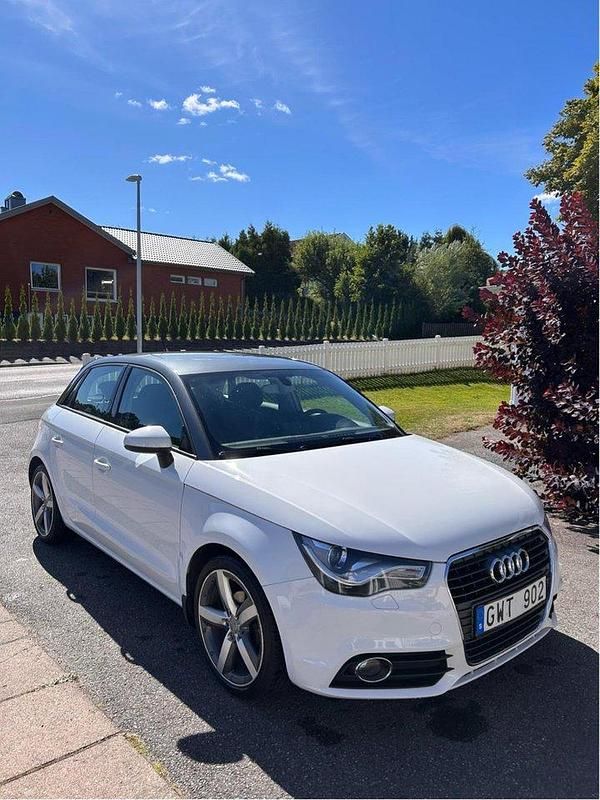 Vit Begagnad 2013 Audi A1 Sportback Halvkombi | 96 000 kr (Marknadspris) - Bild 1/4