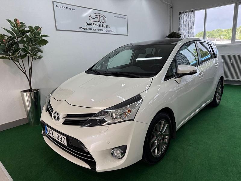 Vit Begagnad 2013 Toyota Verso Multidrive S Minibuss | 149 900 kr (Marknadspris) - Bild 1/4