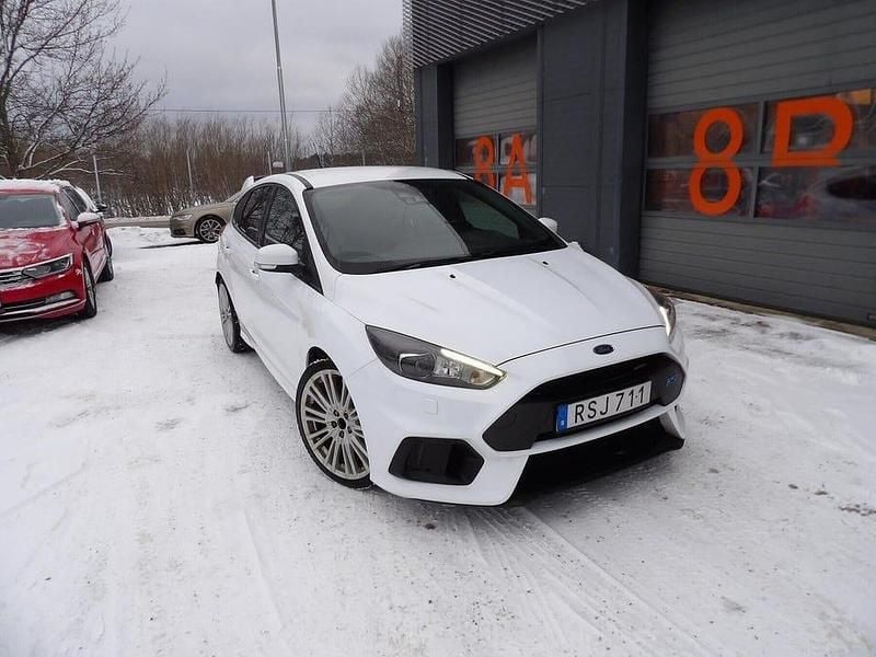 Vit Begagnad 2016 Ford Focus RS Halvkombi | 360 000 kr - Bild 1/4