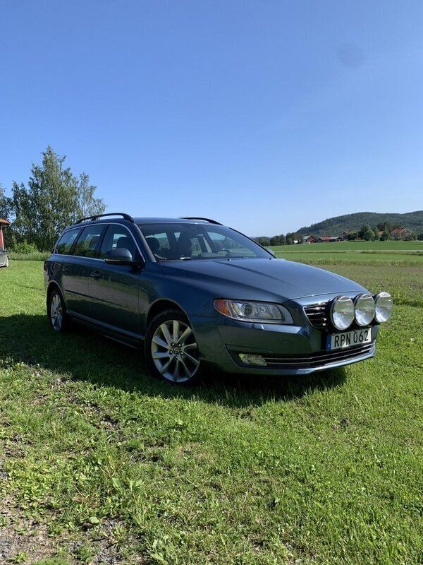 Blå Begagnad 2014 Volvo V70 Momentum Kombi | 106 000 kr (Marknadspris) - Bild 1/4