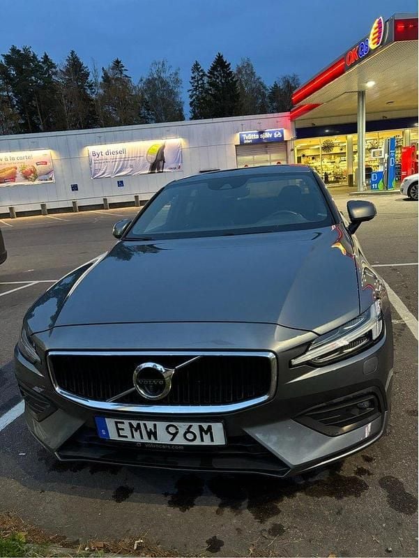 Grå Begagnad 2020 Volvo S60 Momentum Sedan | 289 990 kr (Marknadspris) - Bild 1/4