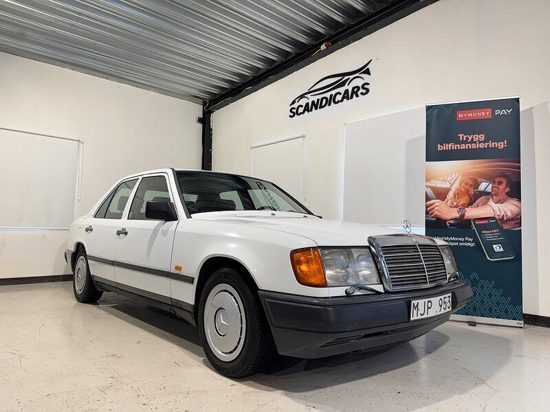 Vit Begagnad 1987 Mercedes 200 Sedan | 49 900 kr - Bild 1/4
