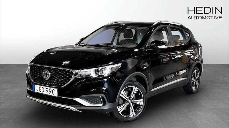 Svart (black) Begagnad 2021 MG ZS Luxury Sedan | 169 900 kr (Marknadspris) - Bild 1/4
