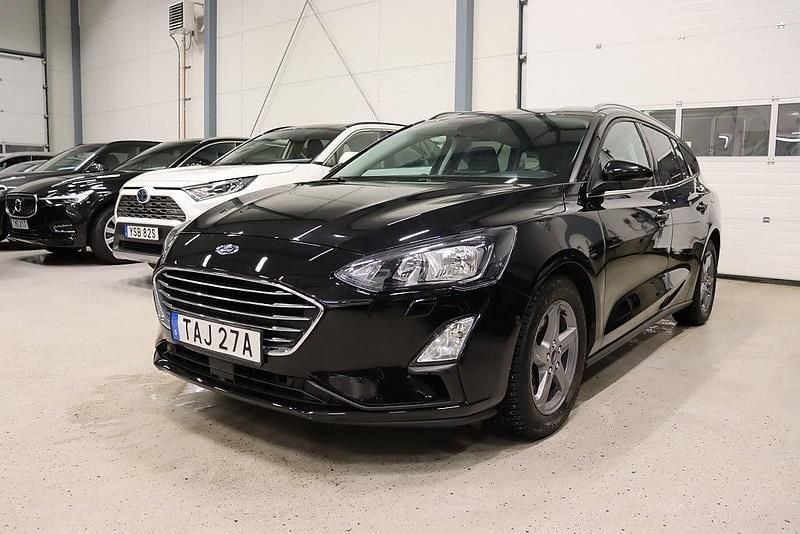 Svart Begagnad 2019 Ford Focus Titanium Kombi | 169 800 kr (Marknadspris) - Bild 1/4