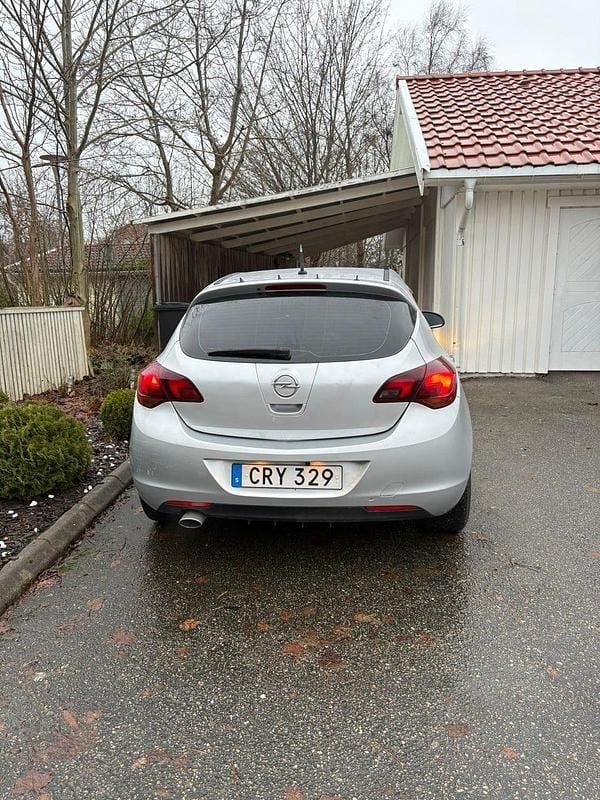 Begagnad Opel Astra 140 HK (102 kW) 2010 Halvkombi