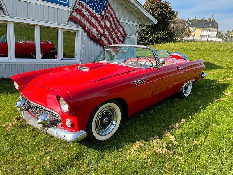 Begagnad Ford Thunderbird 228 HK (167 kW) 1956 Röd Cab