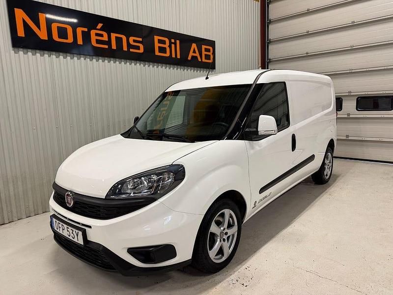 Vit Begagnad 2021 Fiat Doblò Minibuss | 149 000 kr (Marknadspris) - Bild 1/4