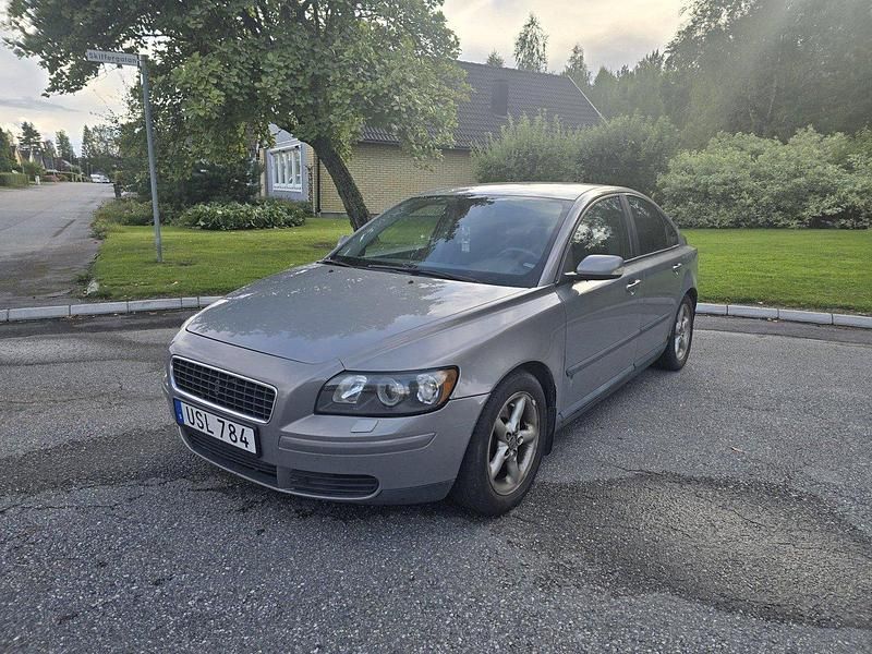 Grå Begagnad 2004 Volvo S40 Sedan | 18 500 kr (Marknadspris) - Bild 1/4