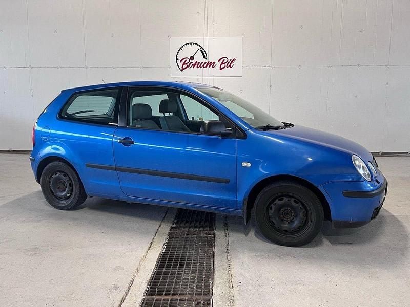 Blå Begagnad 2002 VW Polo Basis Halvkombi | 26 900 kr (Marknadspris) - Bild 1/4