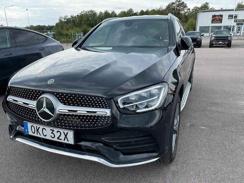 Svart Begagnad 2021 Mercedes GLC300 AMG Sedan | 379 000 kr - Bild 1/2
