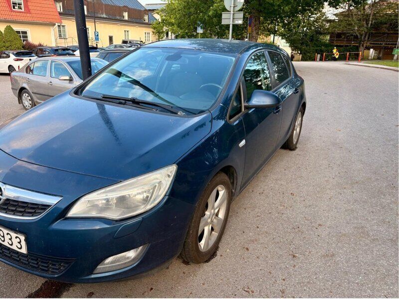 Blå Begagnad 2010 Opel Astra Enjoy Halvkombi | 28 000 kr (Lite dyr) - Bild 1/4
