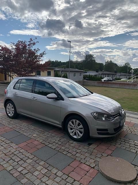 Silver Begagnad 2014 VW Golf VII Halvkombi | 109 000 kr (Marknadspris) - Bild 1/4